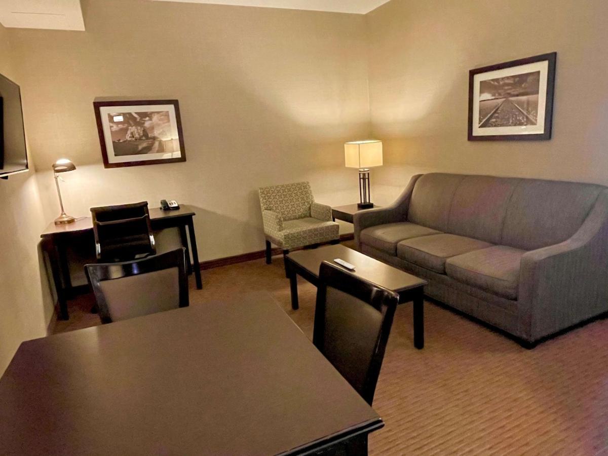 Best Western Plus Okotoks Inn & Suites Ngoại thất bức ảnh