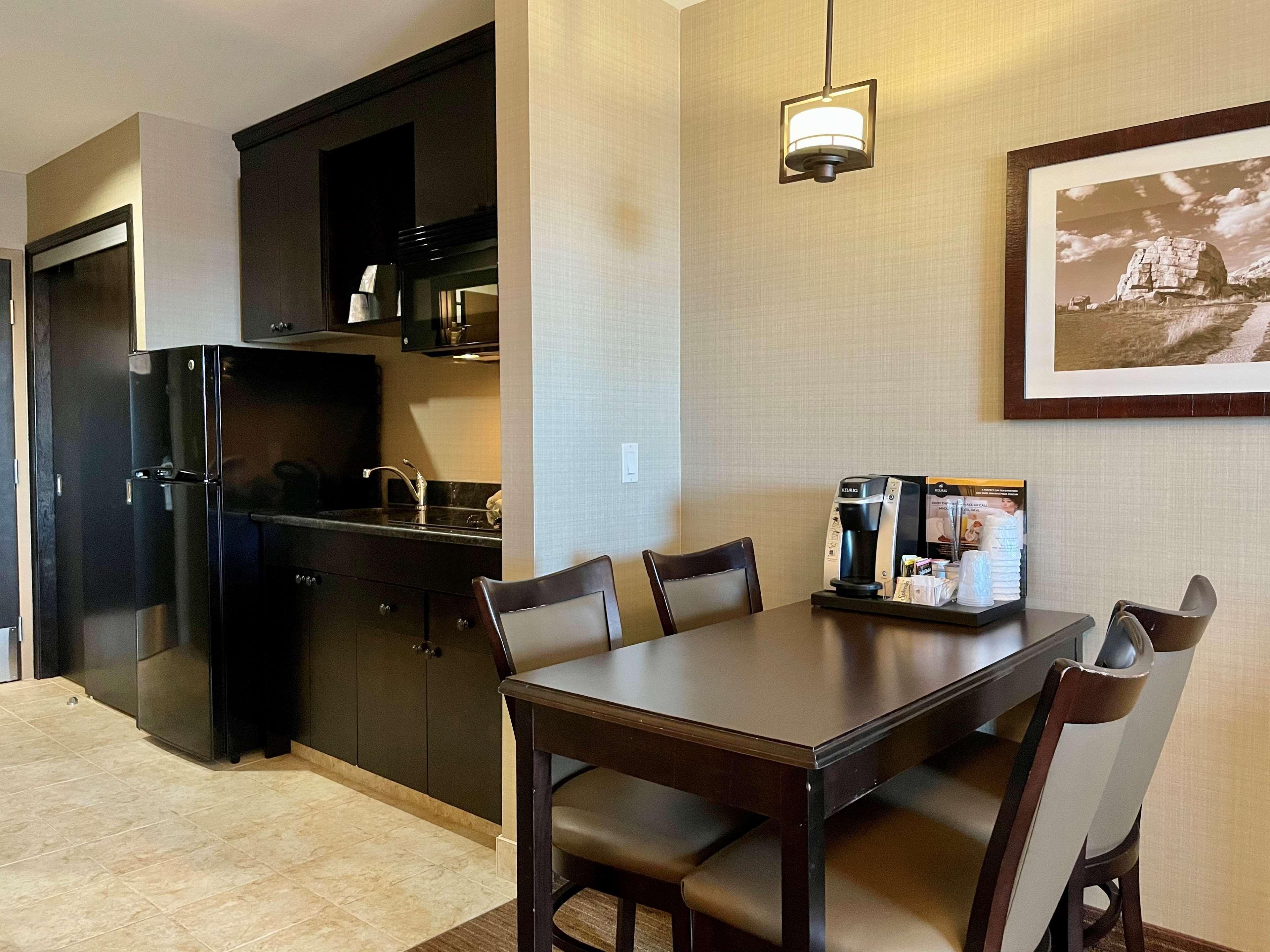 Best Western Plus Okotoks Inn & Suites Ngoại thất bức ảnh