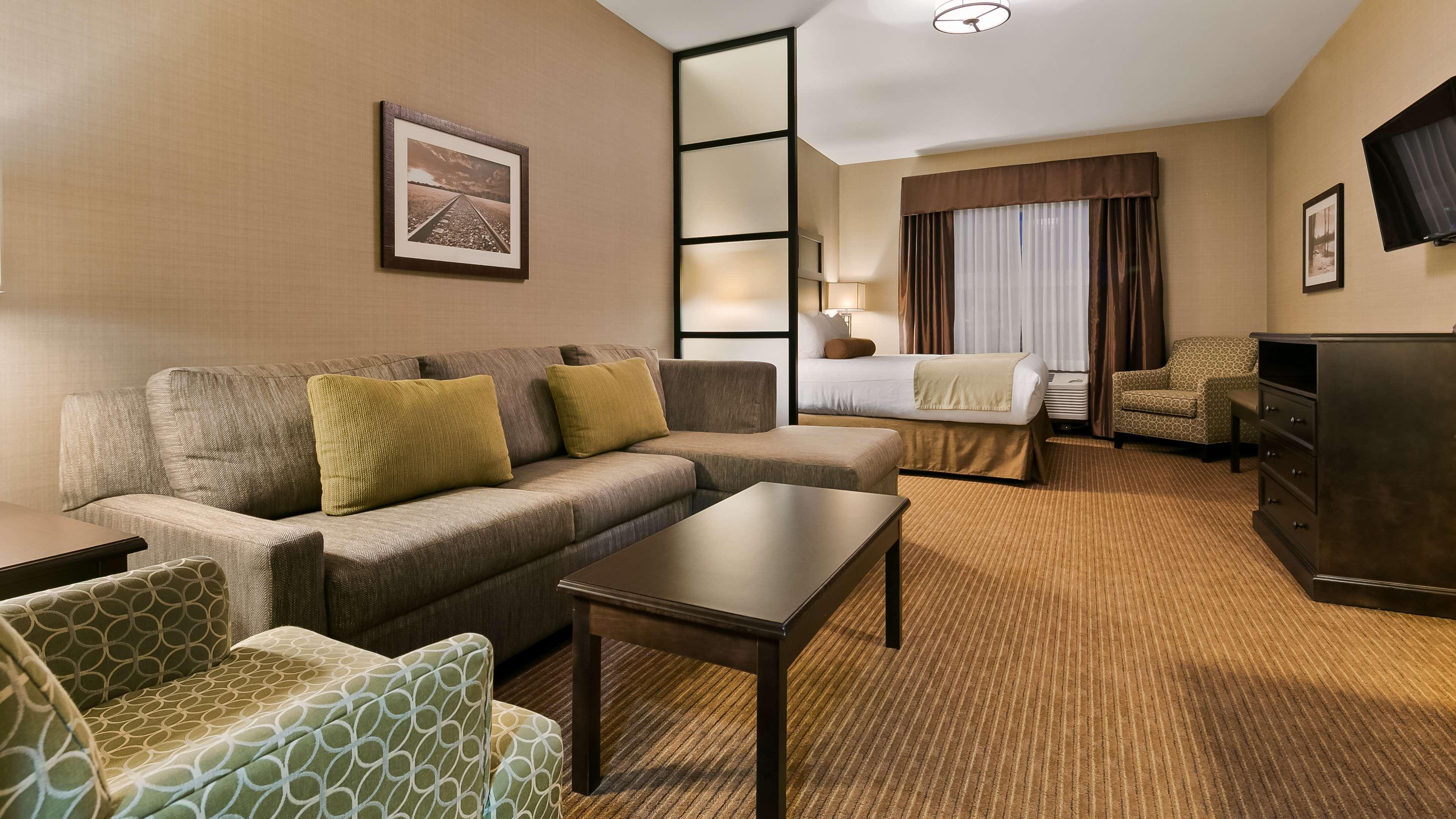 Best Western Plus Okotoks Inn & Suites Ngoại thất bức ảnh