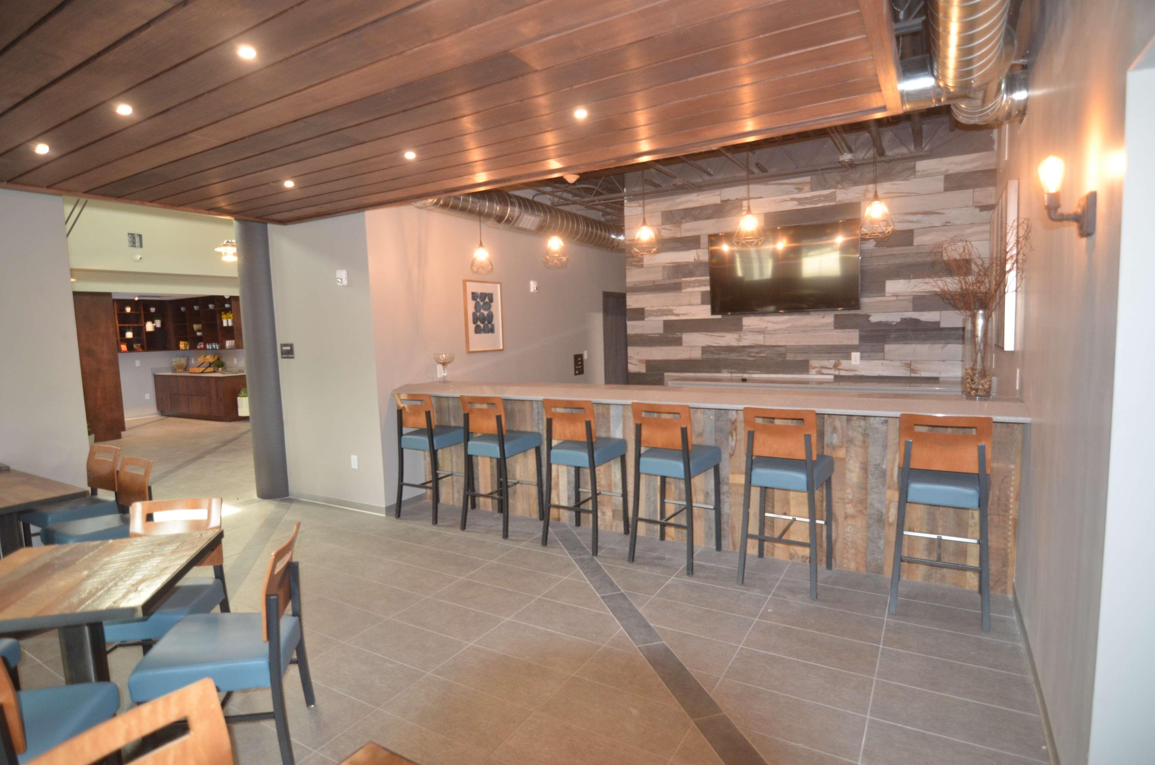Best Western Plus Okotoks Inn & Suites Ngoại thất bức ảnh