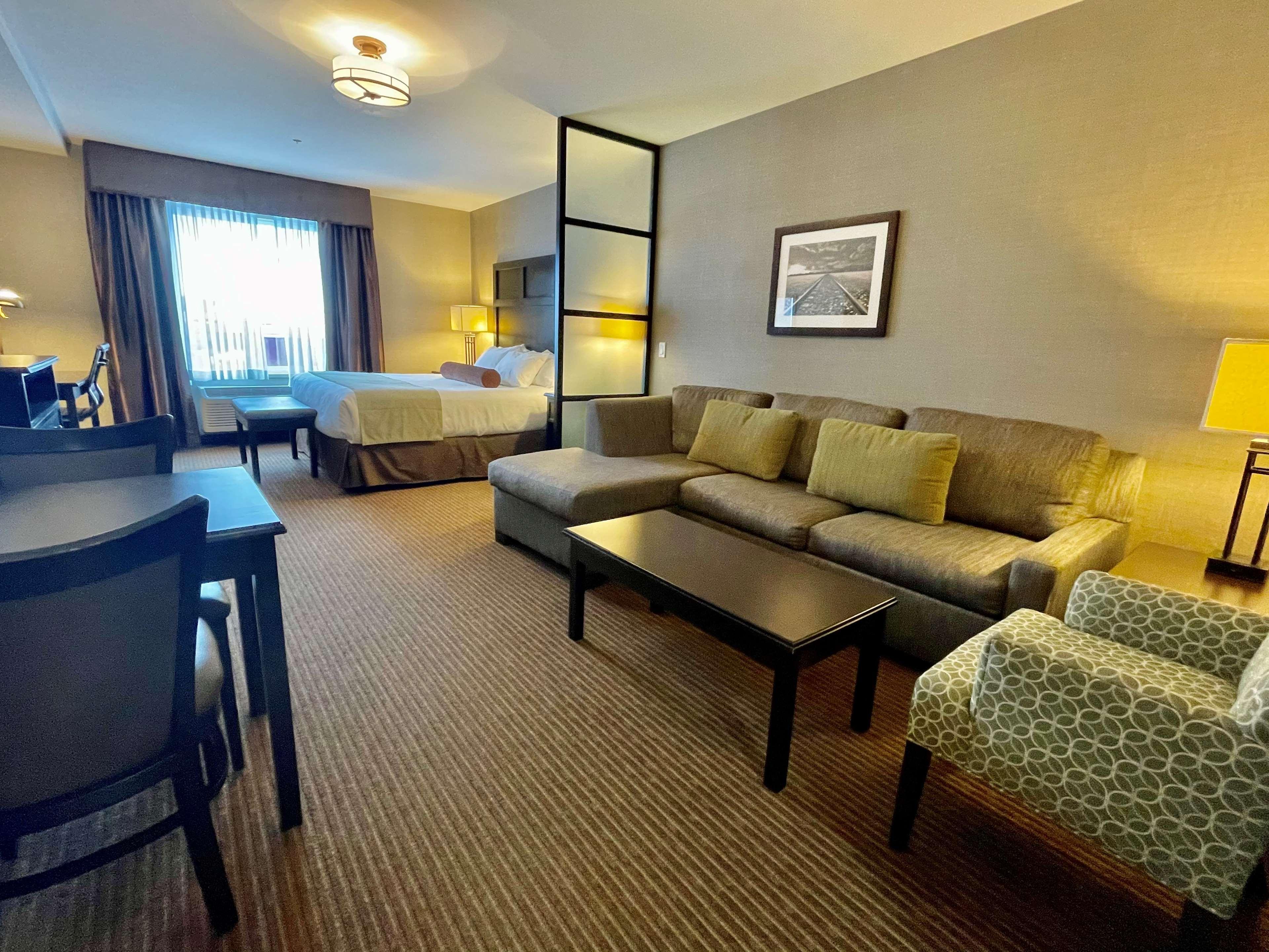 Best Western Plus Okotoks Inn & Suites Ngoại thất bức ảnh