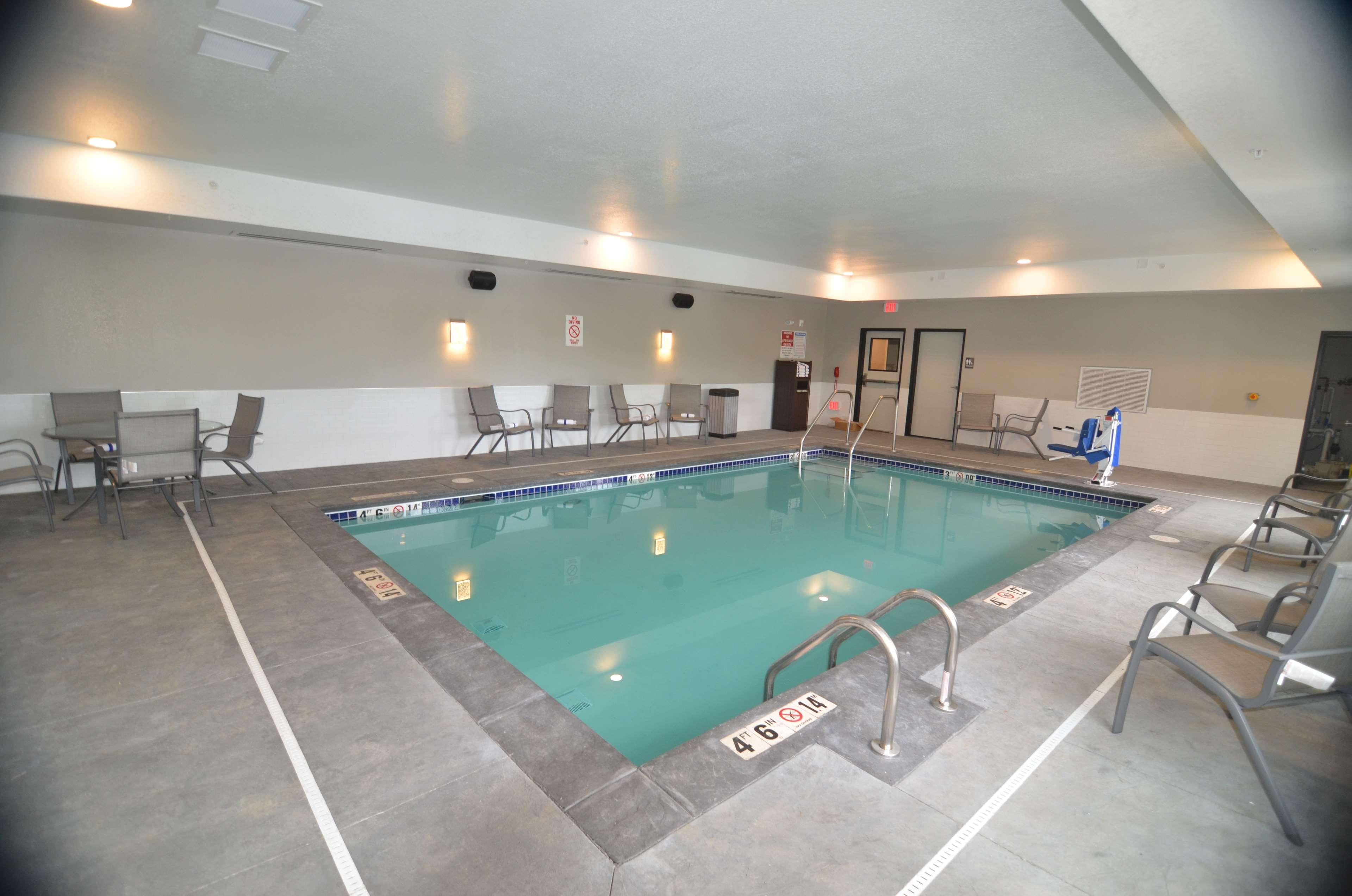Best Western Plus Okotoks Inn & Suites Ngoại thất bức ảnh