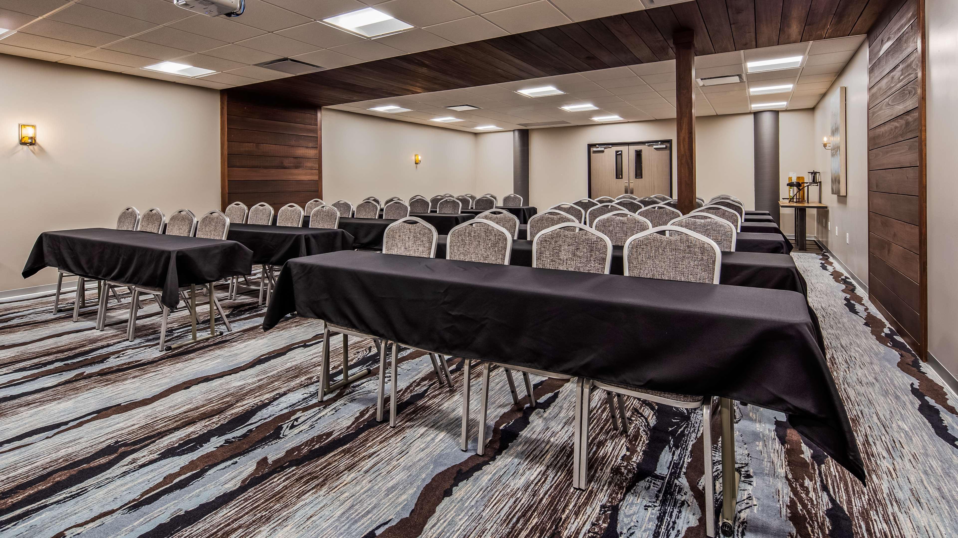 Best Western Plus Okotoks Inn & Suites Ngoại thất bức ảnh