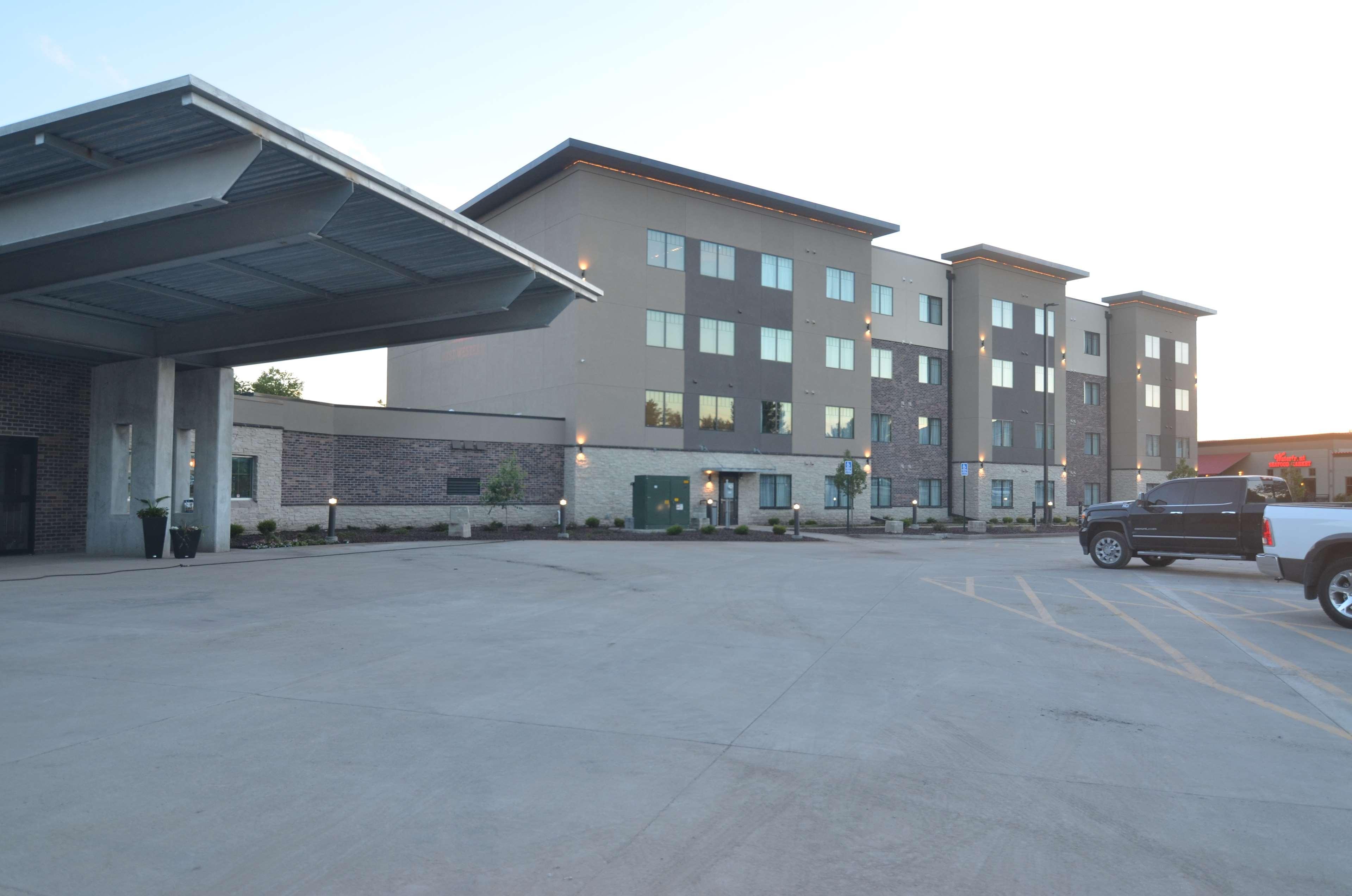 Best Western Plus Okotoks Inn & Suites Ngoại thất bức ảnh